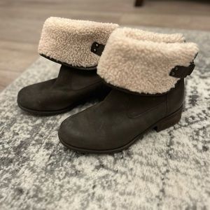UGG women size 8, brown leather with shearling fold down.